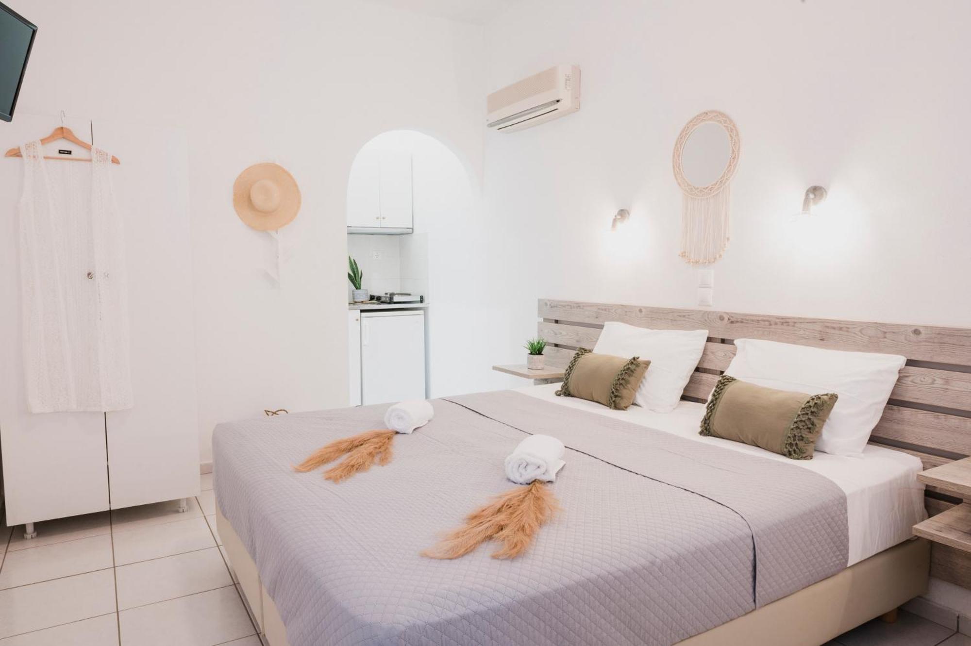 Petros Studios & Suites Naxos City Room photo