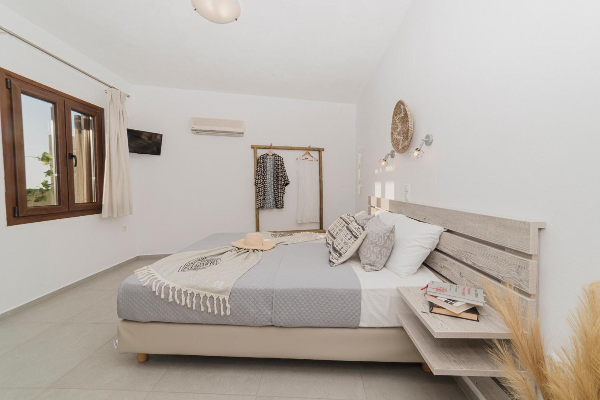 Petros Studios & Suites Naxos City Room photo